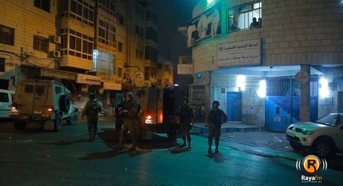 Excédés par la collaboration avec Israël, des Palestiniens caillassent la police de l'Autorité palestinienne (vidéo)